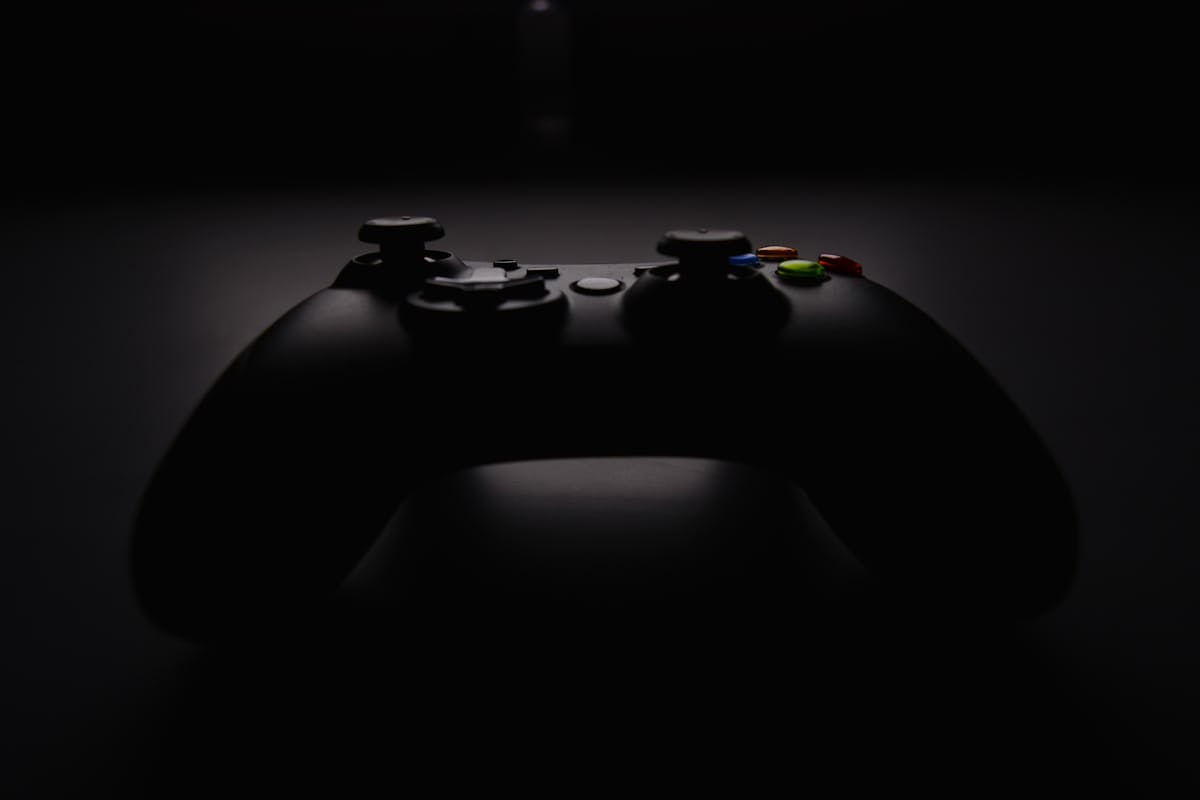 Wide banner: players in a dark gaming room